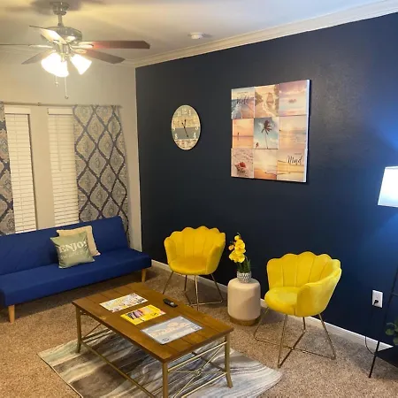 Relax By The Beach- 2 Queen Beds,Couch, Tv In Bedroom, Tv In Living Room, Outdoor Patio, Free Parking, Free Wifi, Free Coffeebar, Full Size Pool ,Hottub, Kid Pool, Gym , Elevator, Near Restaurants, Neargrocery Stores